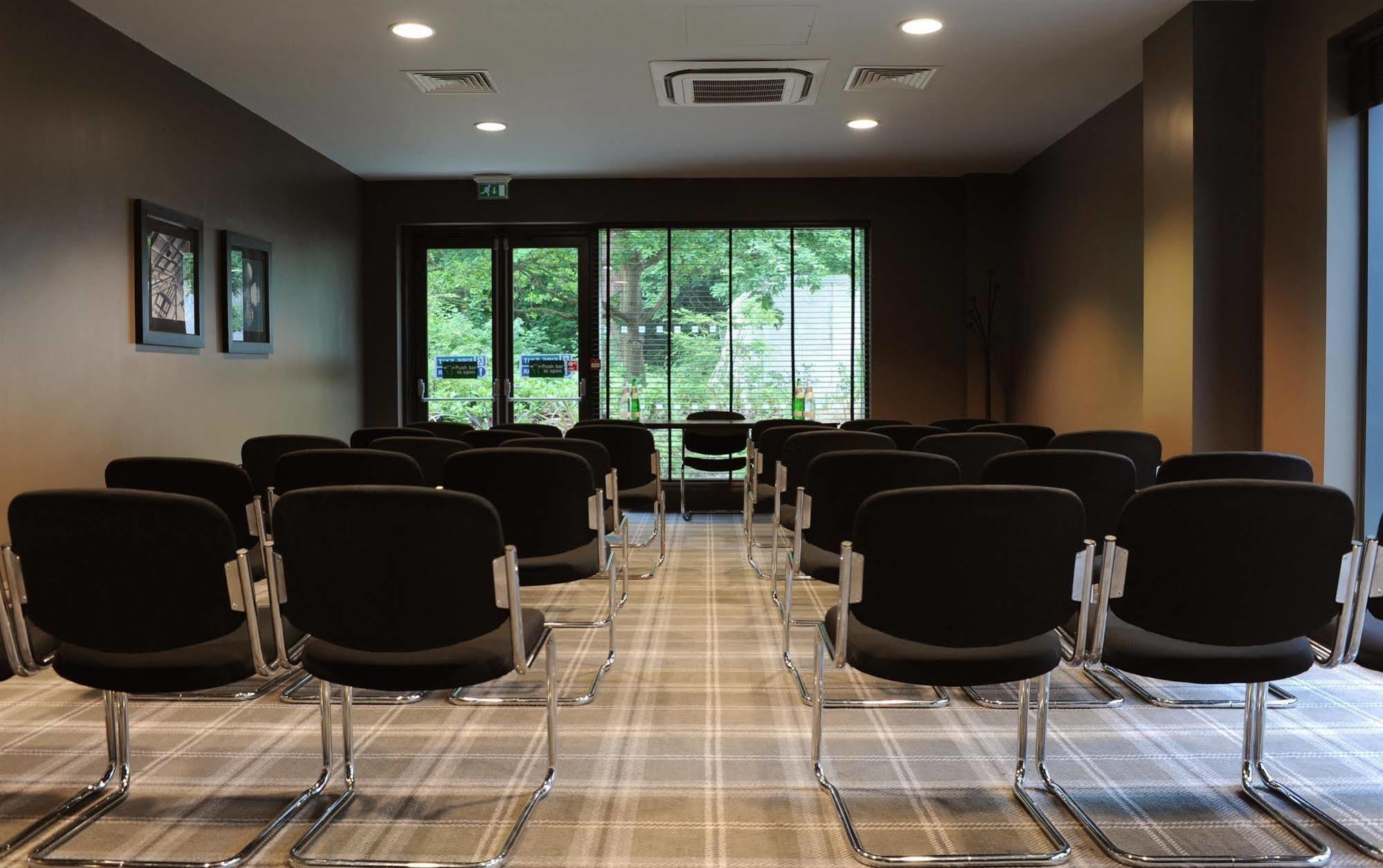 Village Hotel Solihull Bagian luar foto